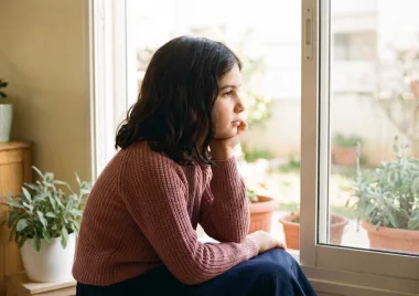 נערה בפרופיל מקשיבה, סנטר נשען על כף היד