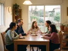 משפחה סביב שולחן אחרי ארוחה
