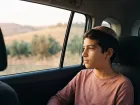 גבעות בשעה זהובה מבעד לחלון מכונית