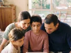 בני משפחה מצולמים מלמעלה, ראשים צמודים